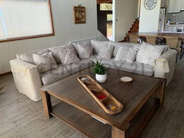 Moderna casa en la Puntilla con vista al lago