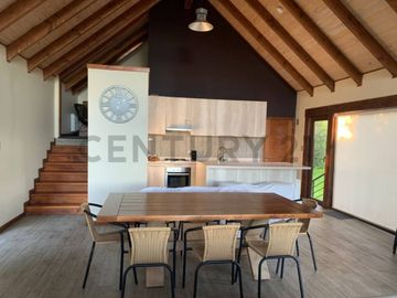 Moderna casa en la Puntilla con vista al lago