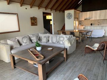 Moderna casa en la Puntilla con vista al lago