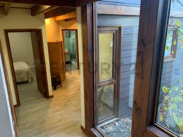 Moderna casa en la Puntilla con vista al lago