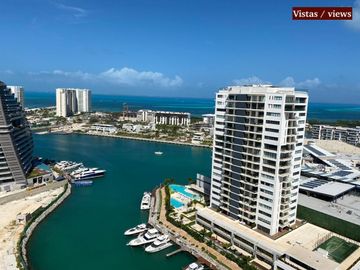 Condo frente a marina, vistas al campo de golf y reserva natural con acabados de