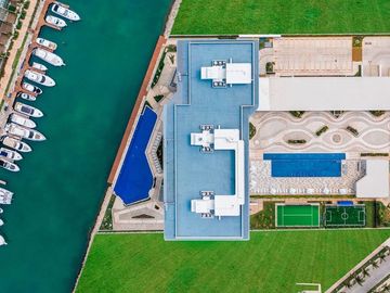 Condo frente a marina, vistas al campo de golf y reserva natural con acabados de