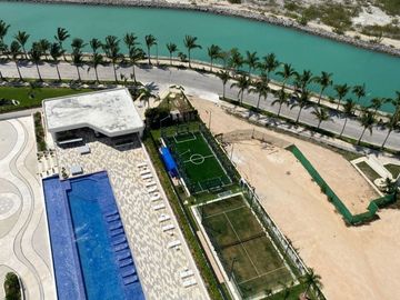 Condo frente a marina, vistas al campo de golf y reserva natural con acabados de