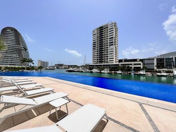 Condo frente a marina, vistas al campo de golf y reserva natural con acabados de