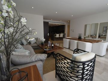 Condo frente a marina, vistas al campo de golf y reserva natural con acabados de