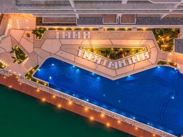 Condo frente a marina, vistas al campo de golf y reserva natural con acabados de