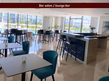 Condo frente a marina, vistas al campo de golf y reserva natural con acabados de
