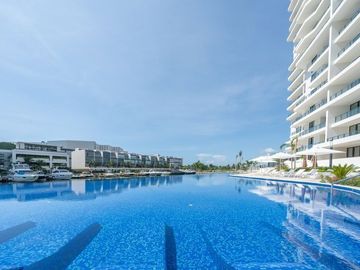 Condo frente a marina, vistas al campo de golf y reserva natural con acabados de