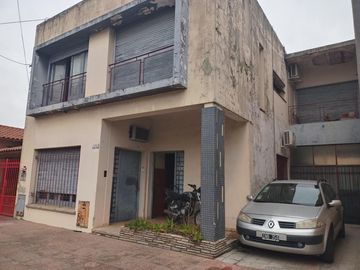 Casa de cuatro ambientes en planta alta en venta en Haedo Norte