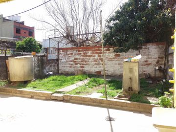 EXCELENTE CASA EN LOTE PROPIO, BUENA UBICACIÓN A METROS DE CENTRO COMERCIAL JOSÉ LEÓN SUÁREZ, CON GALPÓN Y QUINCHO CON PARRILLA, LOTE DE 8,66 mts x 45