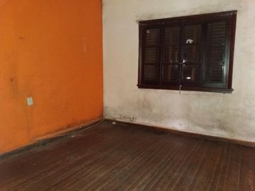 EXCELENTE CASA EN LOTE PROPIO, BUENA UBICACIÓN A METROS DE CENTRO COMERCIAL JOSÉ LEÓN SUÁREZ, CON GALPÓN Y QUINCHO CON PARRILLA, LOTE DE 8,66 mts x 45