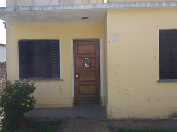 EXCELENTE CASA EN LOTE PROPIO, BUENA UBICACIÓN A METROS DE CENTRO COMERCIAL JOSÉ LEÓN SUÁREZ, CON GALPÓN Y QUINCHO CON PARRILLA, LOTE DE 8,66 mts x 45