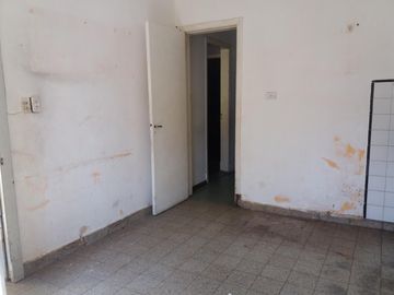 EXCELENTE CASA EN LOTE PROPIO, BUENA UBICACIÓN A METROS DE CENTRO COMERCIAL JOSÉ LEÓN SUÁREZ, CON GALPÓN Y QUINCHO CON PARRILLA, LOTE DE 8,66 mts x 45
