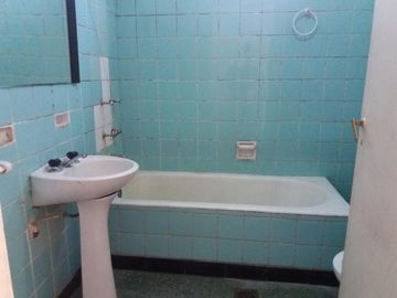 EXCELENTE CASA EN LOTE PROPIO, BUENA UBICACIÓN A METROS DE CENTRO COMERCIAL JOSÉ LEÓN SUÁREZ, CON GALPÓN Y QUINCHO CON PARRILLA, LOTE DE 8,66 mts x 45