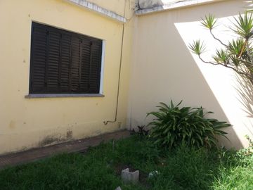 EXCELENTE CASA EN LOTE PROPIO, BUENA UBICACIÓN A METROS DE CENTRO COMERCIAL JOSÉ LEÓN SUÁREZ, CON GALPÓN Y QUINCHO CON PARRILLA, LOTE DE 8,66 mts x 45