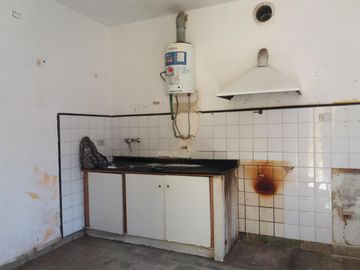 EXCELENTE CASA EN LOTE PROPIO, BUENA UBICACIÓN A METROS DE CENTRO COMERCIAL JOSÉ LEÓN SUÁREZ, CON GALPÓN Y QUINCHO CON PARRILLA, LOTE DE 8,66 mts x 45