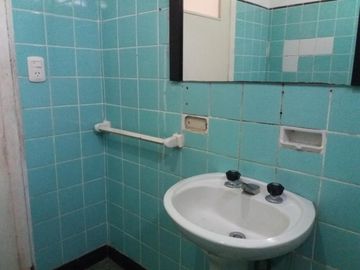 EXCELENTE CASA EN LOTE PROPIO, BUENA UBICACIÓN A METROS DE CENTRO COMERCIAL JOSÉ LEÓN SUÁREZ, CON GALPÓN Y QUINCHO CON PARRILLA, LOTE DE 8,66 mts x 45