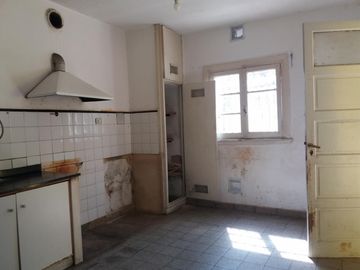 EXCELENTE CASA EN LOTE PROPIO, BUENA UBICACIÓN A METROS DE CENTRO COMERCIAL JOSÉ LEÓN SUÁREZ, CON GALPÓN Y QUINCHO CON PARRILLA, LOTE DE 8,66 mts x 45