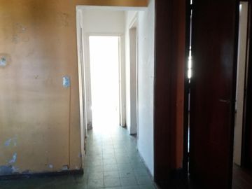EXCELENTE CASA EN LOTE PROPIO, BUENA UBICACIÓN A METROS DE CENTRO COMERCIAL JOSÉ LEÓN SUÁREZ, CON GALPÓN Y QUINCHO CON PARRILLA, LOTE DE 8,66 mts x 45