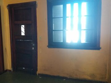 EXCELENTE CASA EN LOTE PROPIO, BUENA UBICACIÓN A METROS DE CENTRO COMERCIAL JOSÉ LEÓN SUÁREZ, CON GALPÓN Y QUINCHO CON PARRILLA, LOTE DE 8,66 mts x 45