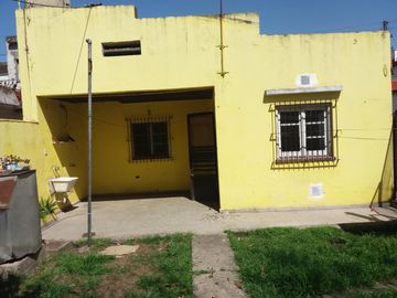 EXCELENTE CASA EN LOTE PROPIO, BUENA UBICACIÓN A METROS DE CENTRO COMERCIAL JOSÉ LEÓN SUÁREZ, CON GALPÓN Y QUINCHO CON PARRILLA, LOTE DE 8,66 mts x 45