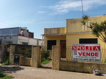 EXCELENTE CASA EN LOTE PROPIO, BUENA UBICACIÓN A METROS DE CENTRO COMERCIAL JOSÉ LEÓN SUÁREZ, CON GALPÓN Y QUINCHO CON PARRILLA, LOTE DE 8,66 mts x 45