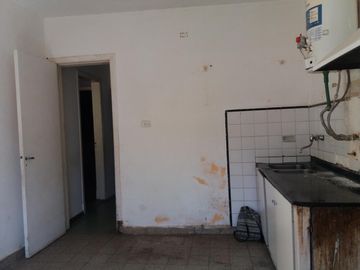 EXCELENTE CASA EN LOTE PROPIO, BUENA UBICACIÓN A METROS DE CENTRO COMERCIAL JOSÉ LEÓN SUÁREZ, CON GALPÓN Y QUINCHO CON PARRILLA, LOTE DE 8,66 mts x 45