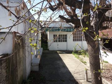EXCELENTE CASA EN LOTE PROPIO, BUENA UBICACIÓN A METROS DE CENTRO COMERCIAL JOSÉ LEÓN SUÁREZ, CON GALPÓN Y QUINCHO CON PARRILLA, LOTE DE 8,66 mts x 45