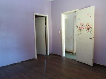 EXCELENTE CASA EN LOTE PROPIO, BUENA UBICACIÓN A METROS DE CENTRO COMERCIAL JOSÉ LEÓN SUÁREZ, CON GALPÓN Y QUINCHO CON PARRILLA, LOTE DE 8,66 mts x 45