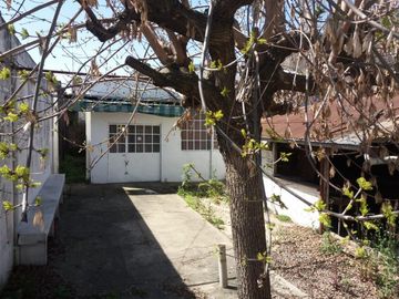 EXCELENTE CASA EN LOTE PROPIO, BUENA UBICACIÓN A METROS DE CENTRO COMERCIAL JOSÉ LEÓN SUÁREZ, CON GALPÓN Y QUINCHO CON PARRILLA, LOTE DE 8,66 mts x 45