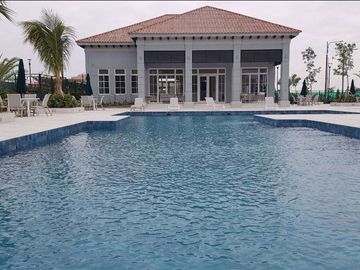 Venta de casa moderna en Urb. Casalaguna/Buen financiamiento/A pocos minutos de Riocentro Dorado y Plaza Batan.