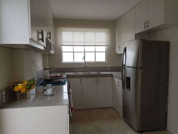 Venta de casa moderna en Urb. Casalaguna/Buen financiamiento/A pocos minutos de Riocentro Dorado y Plaza Batan.