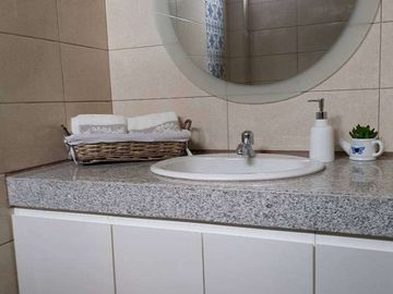 Venta de casa moderna en Urb. Casalaguna/Buen financiamiento/A pocos minutos de Riocentro Dorado y Plaza Batan.
