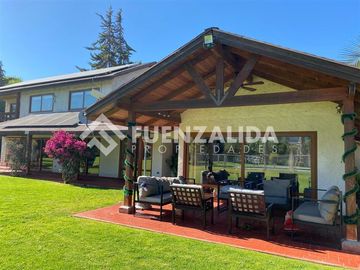 Casa Vendo 5D 4B Piscina Quincho paneles solares Talagante