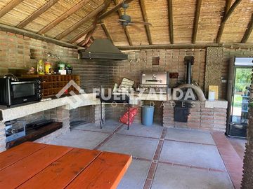 Casa Vendo 5D 4B Piscina Quincho paneles solares Talagante