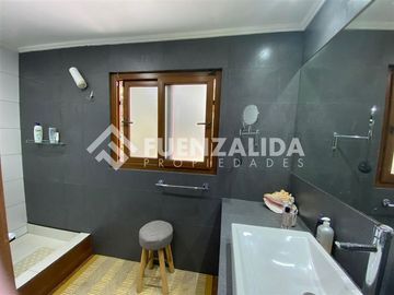 Casa Vendo 5D 4B Piscina Quincho paneles solares Talagante