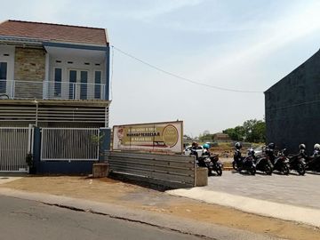 Rumah Cantik 2 Lantai di Kawasan Bandara Malang