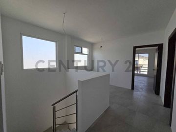 Venta Casa de Estreno en Urbanización Portón Del Rio  IvoZ