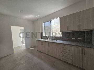 Venta Casa de Estreno en Urbanización Portón Del Rio  IvoZ