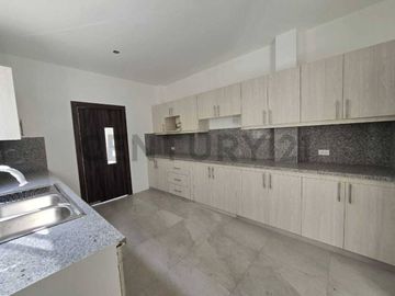 Venta Casa de Estreno en Urbanización Portón Del Rio  IvoZ