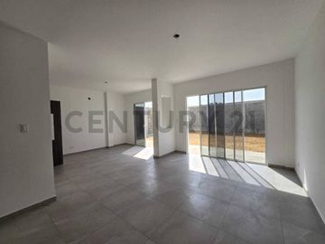 Venta Casa de Estreno en Urbanización Portón Del Rio  IvoZ