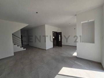 Venta Casa de Estreno en Urbanización Portón Del Rio  IvoZ