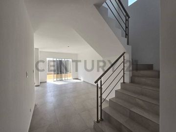 Venta Casa de Estreno en Urbanización Portón Del Rio  IvoZ