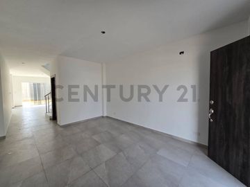 Venta Casa de Estreno en Urbanización Portón Del Rio  IvoZ