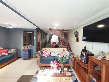 Se vende casa en La Florida de dos pisos, pareada por un la...
