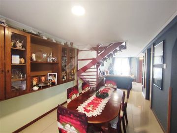 Se vende casa en La Florida de dos pisos, pareada por un la...