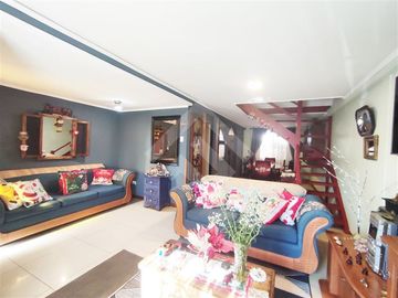 Se vende casa en La Florida de dos pisos, pareada por un la...