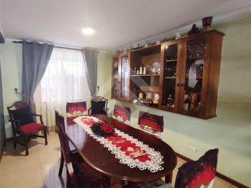 Se vende casa en La Florida de dos pisos, pareada por un la...