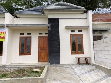 RUMAH TERLARIS DI SECANG MAGELANG TEPI JALAN DEKAT TERMINAL DAN RSI MAGELANG