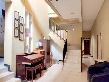 Guest House + Cafe 17 Kamar Luas 570 di Dinoyo kota Malang